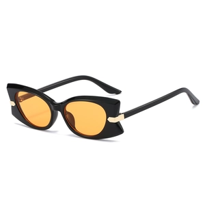 Lunettes de soleil papillon rétro avec monture noire, verres orange et accents dorés
