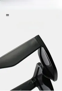 Détail des charnières élastiques sur lunettes de soleil carrées noires surdimensionnées