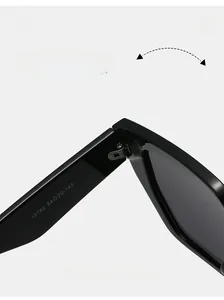 Détail des charnières métalliques et des spécifications sur les lunettes de soleil