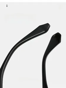 Gros plan des branches incurvées noires brillantes de ces lunettes de soleil carrées
