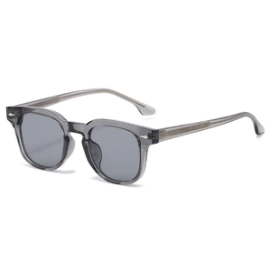 Lunettes de soleil carrées gris translucide avec verres polarisés et détails métalliques