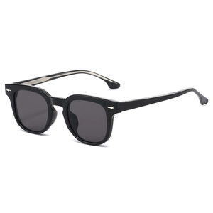 Lunettes de soleil carrées noires en TR90 avec détails argentés, vue sous un angle de 45°