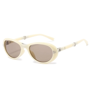 Retro-ovale cremefarbene Sonnenbrille mit hellbraunen Verlaufsgläsern und Metallscharnieren