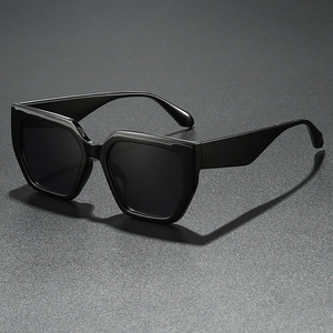 Lunettes de soleil géométriques noires surdimensionnées avec des branches larges