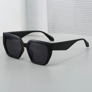 Lunettes de soleil rétro oversize avec monture noire épaisse et verres gris translucides