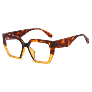 Lunettes de soleil carrées rétro en écaille de tortue avec verres bleus, vue à 45 degrés