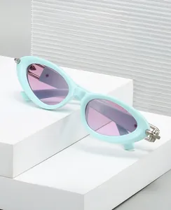 Détails de montures yeux de chat vert menthe avec verres violets et accents fléchés