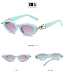 Détail de lunettes de soleil œil-de-chat vert menthe avec chaîne et pointe en métal