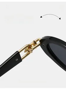 Vue macro des lunettes de soleil œil de chat noires avec charnières dorées élégantes