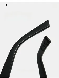 Détail des branches de lunettes noires brillantes avec texture antidérapante pour montures œil de chat