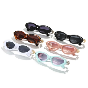 Lunettes de soleil œil de chat avec accents métalliques et détails de chaîne chic
