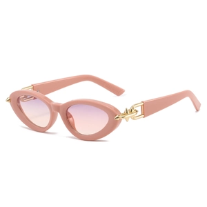 Lunettes de soleil œil de chat roses avec branches chaîne dorée et verres dégradés
