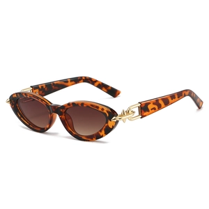 Lunettes de soleil œil de chat monture écaille avec détails punk pointes métal