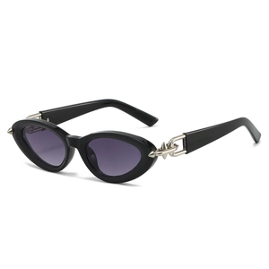 Lunettes de soleil œil de chat monture noire ovale et détail rivet chaîne punk