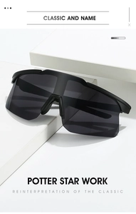 Détail des lunettes de cyclisme noir mat présentées sur des supports géométriques épurés
