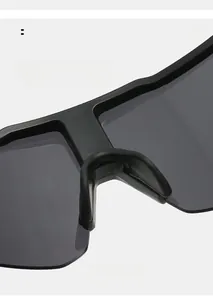 Vue détaillée des plaquettes de nez antidérapantes sur les lunettes de cyclisme