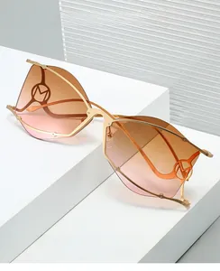 Gros plan détaillé des lunettes dorées M5254 avec verres dégradés roses et logo M