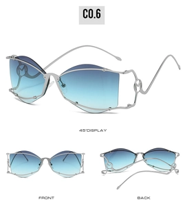 Vue en trois angles de lunettes de soleil argentées irrégulières avec verres bleus dégradés