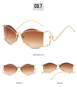 Détails de lunettes de soleil en métal doré avec verres dégradés et design branche en M