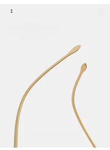Détail des branches courbées en métal doré de lunettes de soleil tendance avec fini lisse