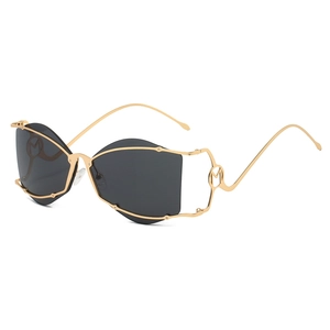 Lunettes de soleil irrégulières dorées avec verres gris foncé et logo M sur la branche