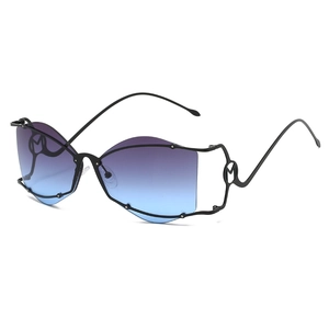 Lunettes de soleil à monture ondulée irrégulière avec verres dégradés et branches en métal