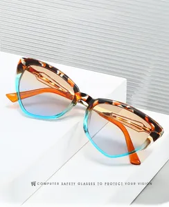 Détail de lunettes œil de chat écaillées avec verres dégradés bleus sur support blanc