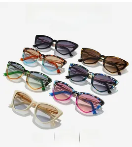 Détail de sept lunettes de soleil œil de chat avec branches ajourées en dégradés de couleurs