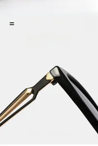 Détail de la charnière en métal doré sur la monture noire brillante des lunettes