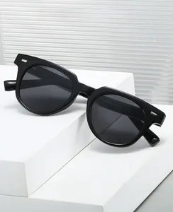 Detailansicht der Modellnummer YX82356 auf schwarzer quadratischer Sonnenbrille mit Gläsern