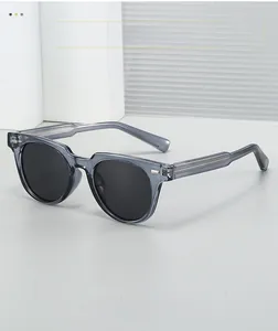 Detailansicht der transparentgrauen Acetat-Sonnenbrille mit Silbernieten und dunklem Glas