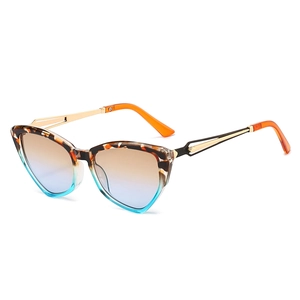 Lunettes de soleil œil de chat avec motif écaille, verres dégradés et branches dorées ajourées