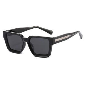 Classic square polarized sunglasses in glossy black with silver diamond-patterned temples
