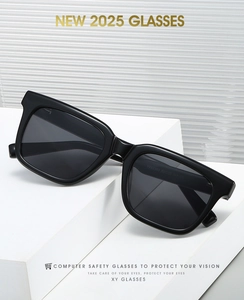 Vue détaillée de lunettes carrées noires YX82353 sur un support géométrique blanc épuré