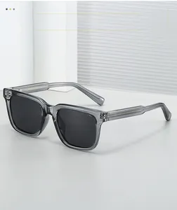 Vue détaillée de la monture de lunettes carrée grise translucide avec tige métallique