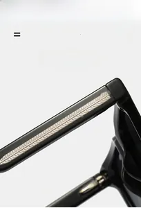 Détail macro des branches en acétate avec un noyau métallique doré gravé vintage