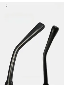 Détail des branches de lunettes en acétate noir avec armature métallique argentée interne