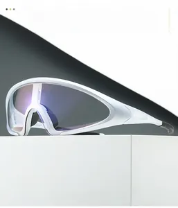 Detail of cycling sunglasses with white frame and purple-blue gradient mirrored lens