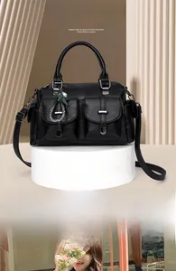 Détail du sac cabas en similicuir noir grainé avec poches magnétiques et pendentif étoile