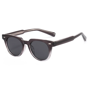 Modische transparente graue Sonnenbrille mit quadratischem Rahmen und dunklen Gläsern