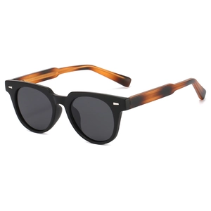 Klassische quadratische Sonnenbrille in Mattschwarz mit Bügeln in Schildpattoptik