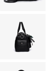 Vue détaillée du sac en cuir noir avec poche latérale et bouton-pression métallique