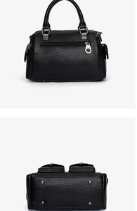 Détail du sac cabas noir avec pieds de protection en métal argenté et poche zippée arrière
