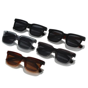 Cinq paires de lunettes de soleil polarisées carrées tendance en plusieurs coloris