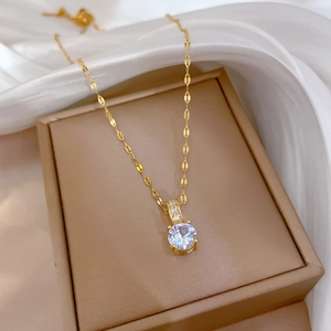 Elegante collana placcata in oro con pendente in zircone rotondo su seta di lusso