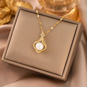 Luxury gold-plated waterdrop necklace with shimmering zircon and center pearl