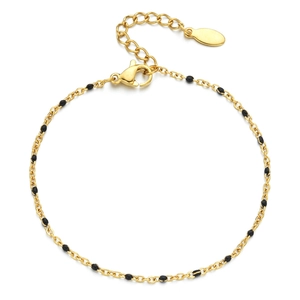 Detail eines goldenen Armbands mit schwarzen Emaille-Perlen und verstellbarem Verschluss