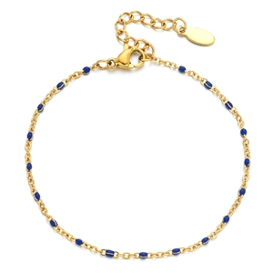 Goldenes Armband mit blauen Emaille-Perlen und verstellbarem Verschluss auf weiß