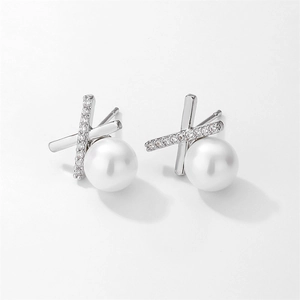 Vue détaillée des boucles d'oreilles perles avec monture X en zircon et argent poli