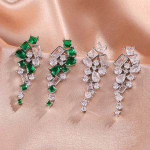 Boucles d'oreilles élégantes en zircon avec pierres émeraudes sur soie satinée